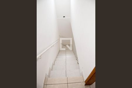 Casa à venda com 242m², 4 quartos e 2 vagas Casa à venda com 242m², 4 quartos e 2 vagasEscada