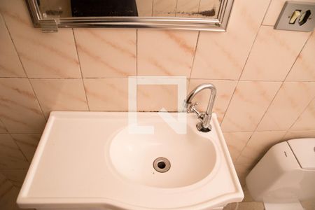 Casa à venda com 242m², 4 quartos e 2 vagas Casa à venda com 242m², 4 quartos e 2 vagasBanheiro Casa 2