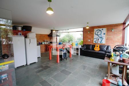 Casa à venda com 330m², 3 quartos e 3 vagas Casa à venda com 330m², 3 quartos e 3 vagasChurrasqueira