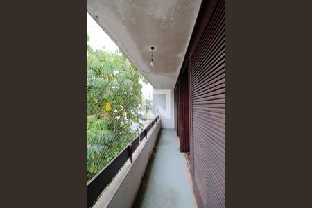 Casa à venda com 330m², 3 quartos e 3 vagas Casa à venda com 330m², 3 quartos e 3 vagasVaranda dos Quartos 2 e 3
