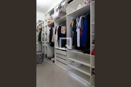 Casa de condomínio à venda com 350m², 3 quartos e 1 vaga Casa de condomínio à venda com 350m², 3 quartos e 1 vagaCloset da suíte 3