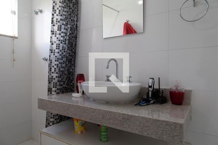 Casa de condomínio à venda com 350m², 3 quartos e 1 vaga Casa de condomínio à venda com 350m², 3 quartos e 1 vagaBanheiro da suíte 1