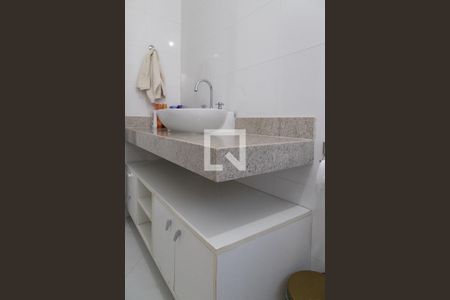 Casa de condomínio à venda com 350m², 3 quartos e 1 vaga Casa de condomínio à venda com 350m², 3 quartos e 1 vagaBanheiro da suíte 2