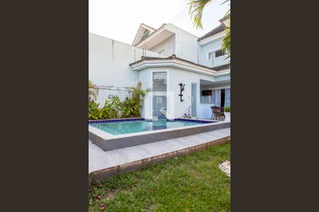 Casa de condomínio à venda com 350m², 3 quartos e 1 vaga Casa de condomínio à venda com 350m², 3 quartos e 1 vagaFachada - piscina