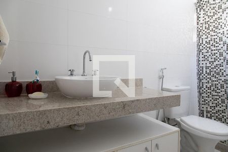 Casa de condomínio à venda com 350m², 3 quartos e 1 vaga Casa de condomínio à venda com 350m², 3 quartos e 1 vagaBanheiro da suíte 2