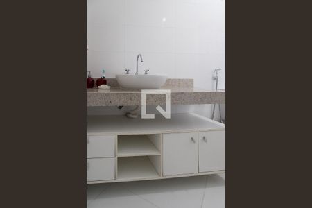 Casa de condomínio à venda com 350m², 3 quartos e 1 vaga Casa de condomínio à venda com 350m², 3 quartos e 1 vagaBanheiro da suíte 2