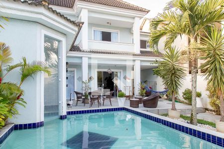 Casa de condomínio à venda com 350m², 3 quartos e 1 vaga Casa de condomínio à venda com 350m², 3 quartos e 1 vagaFachada - piscina