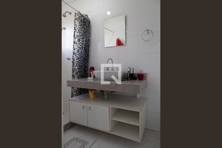 Casa de condomínio à venda com 350m², 3 quartos e 1 vaga Casa de condomínio à venda com 350m², 3 quartos e 1 vagaBanheiro da suíte 1