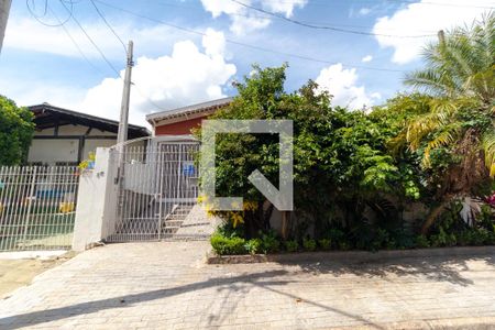 Casa à venda com 137m², 2 quartos e 2 vagas Casa à venda com 137m², 2 quartos e 2 vagasFachada