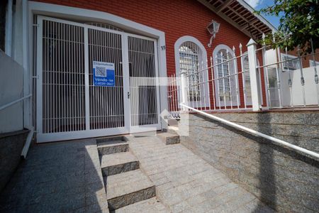 Casa à venda com 137m², 2 quartos e 2 vagas Casa à venda com 137m², 2 quartos e 2 vagasFachada