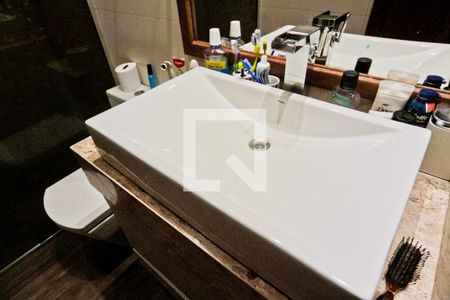 Casa de condomínio à venda com 396m², 4 quartos e 4 vagas Casa de condomínio à venda com 396m², 4 quartos e 4 vagasBanheiro da Suíte 1