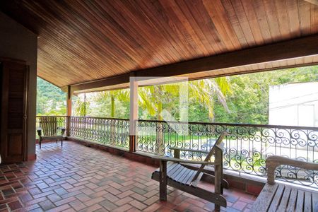 Casa de condomínio à venda com 396m², 4 quartos e 4 vagas Casa de condomínio à venda com 396m², 4 quartos e 4 vagasVaranda