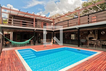 Casa de condomínio à venda com 396m², 4 quartos e 4 vagas Casa de condomínio à venda com 396m², 4 quartos e 4 vagasÁrea Externa