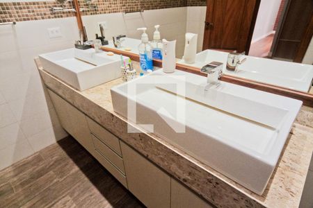 Casa de condomínio à venda com 396m², 4 quartos e 4 vagas Casa de condomínio à venda com 396m², 4 quartos e 4 vagasBanheiro da Suíte 3