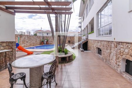 Casa à venda com 700m², 5 quartos e 6 vagas Casa à venda com 700m², 5 quartos e 6 vagasPiscina