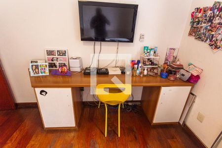 Casa à venda com 275m², 3 quartos e 3 vagas Casa à venda com 275m², 3 quartos e 3 vagasMesa de Escritório do Quarto 3