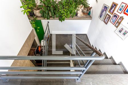 Casa à venda com 424m², 5 quartos e 4 vagas Casa à venda com 424m², 5 quartos e 4 vagasEscada Dormitórios