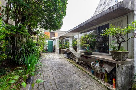 Casa à venda com 424m², 5 quartos e 4 vagas Casa à venda com 424m², 5 quartos e 4 vagasJardim Lateral e Fundos - Acesso através da Sala Living