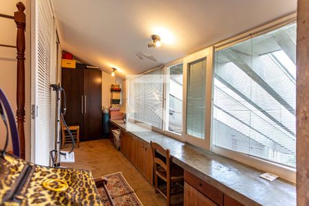 Casa à venda com 424m², 5 quartos e 4 vagas Casa à venda com 424m², 5 quartos e 4 vagasVaranda dos Quarto 1/2/3