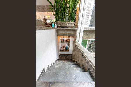 Casa à venda com 424m², 5 quartos e 4 vagas Casa à venda com 424m², 5 quartos e 4 vagasEscada Escritórios