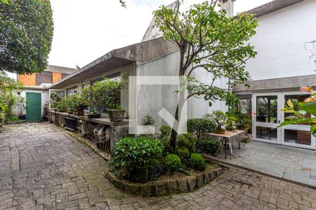 Casa à venda com 424m², 5 quartos e 4 vagas Casa à venda com 424m², 5 quartos e 4 vagasJardim Lateral e Fundos - Acesso através da Sala Living