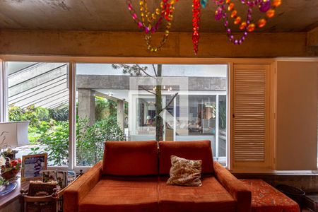 Casa à venda com 424m², 5 quartos e 4 vagas Casa à venda com 424m², 5 quartos e 4 vagasSala de TV