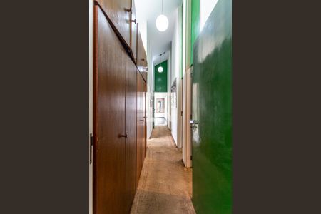 Casa à venda com 424m², 5 quartos e 4 vagas Casa à venda com 424m², 5 quartos e 4 vagasCorredor Dormitórios