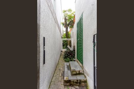 Casa à venda com 424m², 5 quartos e 4 vagas Casa à venda com 424m², 5 quartos e 4 vagasJardim Lateral e Fundos - Acesso através da Sala Living