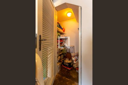 Casa à venda com 424m², 5 quartos e 4 vagas Casa à venda com 424m², 5 quartos e 4 vagasDespensa 2