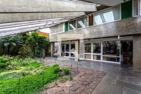 Casa à venda com 424m², 5 quartos e 4 vagas Casa à venda com 424m², 5 quartos e 4 vagasFrente do Imóvel