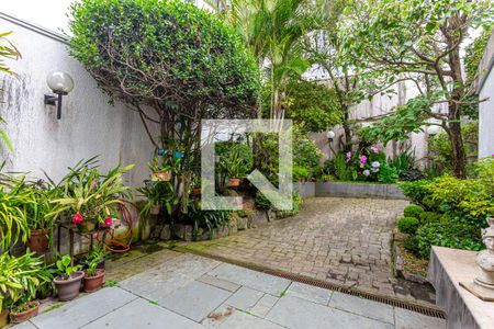 Casa à venda com 424m², 5 quartos e 4 vagas Casa à venda com 424m², 5 quartos e 4 vagasJardim Lateral e Fundos - Acesso através da Sala Living