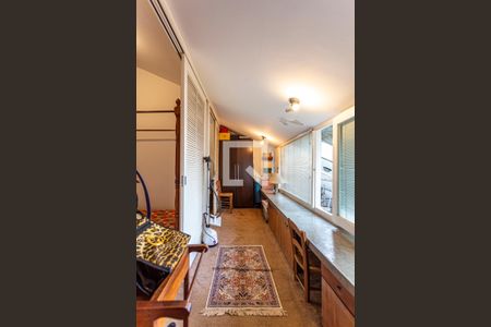 Casa à venda com 424m², 5 quartos e 4 vagas Casa à venda com 424m², 5 quartos e 4 vagasVaranda dos Quarto 1/2/3