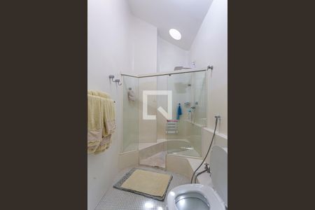 Casa à venda com 424m², 5 quartos e 4 vagas Casa à venda com 424m², 5 quartos e 4 vagasBanheiro da Suite Master