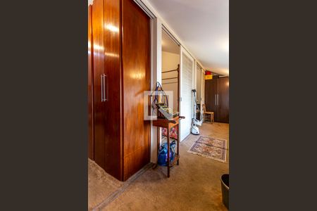 Casa à venda com 424m², 5 quartos e 4 vagas Casa à venda com 424m², 5 quartos e 4 vagasVaranda dos Quarto 1/2/3