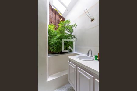 Casa à venda com 424m², 5 quartos e 4 vagas Casa à venda com 424m², 5 quartos e 4 vagasBanheiro