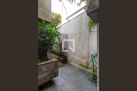 Casa à venda com 424m², 5 quartos e 4 vagas Casa à venda com 424m², 5 quartos e 4 vagasFrente do Imóvel - Corredor Lateral (Área Pet)