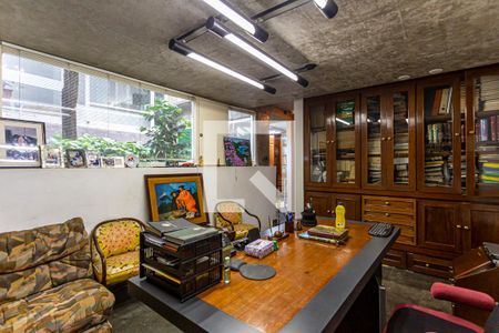 Casa à venda com 424m², 5 quartos e 4 vagas Casa à venda com 424m², 5 quartos e 4 vagasEscritório 2