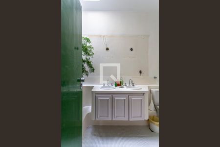 Casa à venda com 424m², 5 quartos e 4 vagas Casa à venda com 424m², 5 quartos e 4 vagasBanheiro