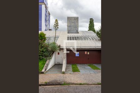 Casa à venda com 424m², 5 quartos e 4 vagas Casa à venda com 424m², 5 quartos e 4 vagasFachada