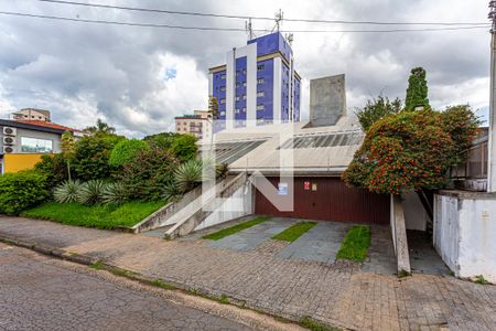 Casa à venda com 424m², 5 quartos e 4 vagas Casa à venda com 424m², 5 quartos e 4 vagasFachada