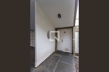 Casa à venda com 424m², 5 quartos e 4 vagas Casa à venda com 424m², 5 quartos e 4 vagasFrente do Imóvel - Entrada Social