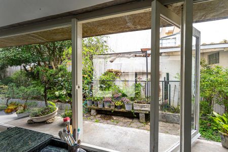 Casa à venda com 424m², 5 quartos e 4 vagas Casa à venda com 424m², 5 quartos e 4 vagasVista da Cozinha (Jardim Lateral e Fundos)