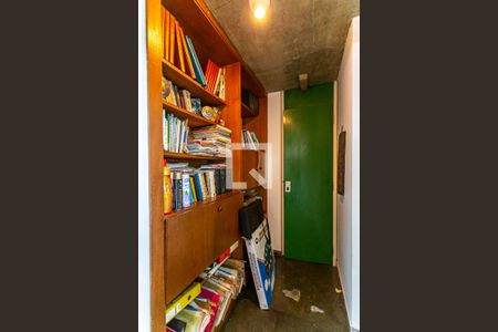 Casa à venda com 424m², 5 quartos e 4 vagas Casa à venda com 424m², 5 quartos e 4 vagasDetalhe do Corredor Escritórios