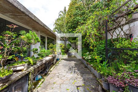 Casa à venda com 424m², 5 quartos e 4 vagas Casa à venda com 424m², 5 quartos e 4 vagasJardim Lateral e Fundos - Acesso através da Sala Living