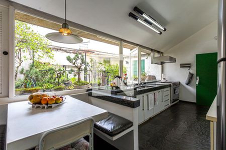 Casa à venda com 424m², 5 quartos e 4 vagas Casa à venda com 424m², 5 quartos e 4 vagasCozinha