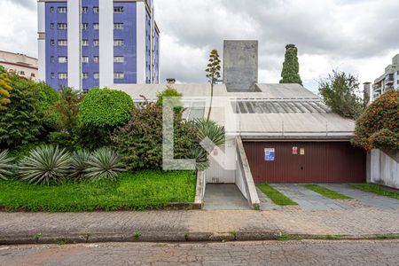 Casa à venda com 424m², 5 quartos e 4 vagas Casa à venda com 424m², 5 quartos e 4 vagasFachada