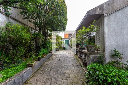 Casa à venda com 424m², 5 quartos e 4 vagas Casa à venda com 424m², 5 quartos e 4 vagasJardim Lateral e Fundos - Acesso através da Sala Living