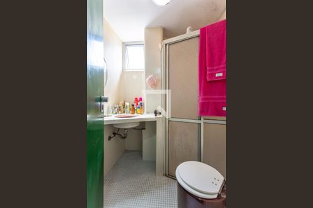 Casa à venda com 424m², 5 quartos e 4 vagas Casa à venda com 424m², 5 quartos e 4 vagasBanheiro de Serviço 2