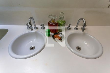 Casa à venda com 424m², 5 quartos e 4 vagas Casa à venda com 424m², 5 quartos e 4 vagasDetalhe do Banheiro