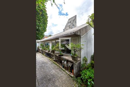 Casa à venda com 424m², 5 quartos e 4 vagas Casa à venda com 424m², 5 quartos e 4 vagasJardim Lateral e Fundos - Acesso através da Sala Living